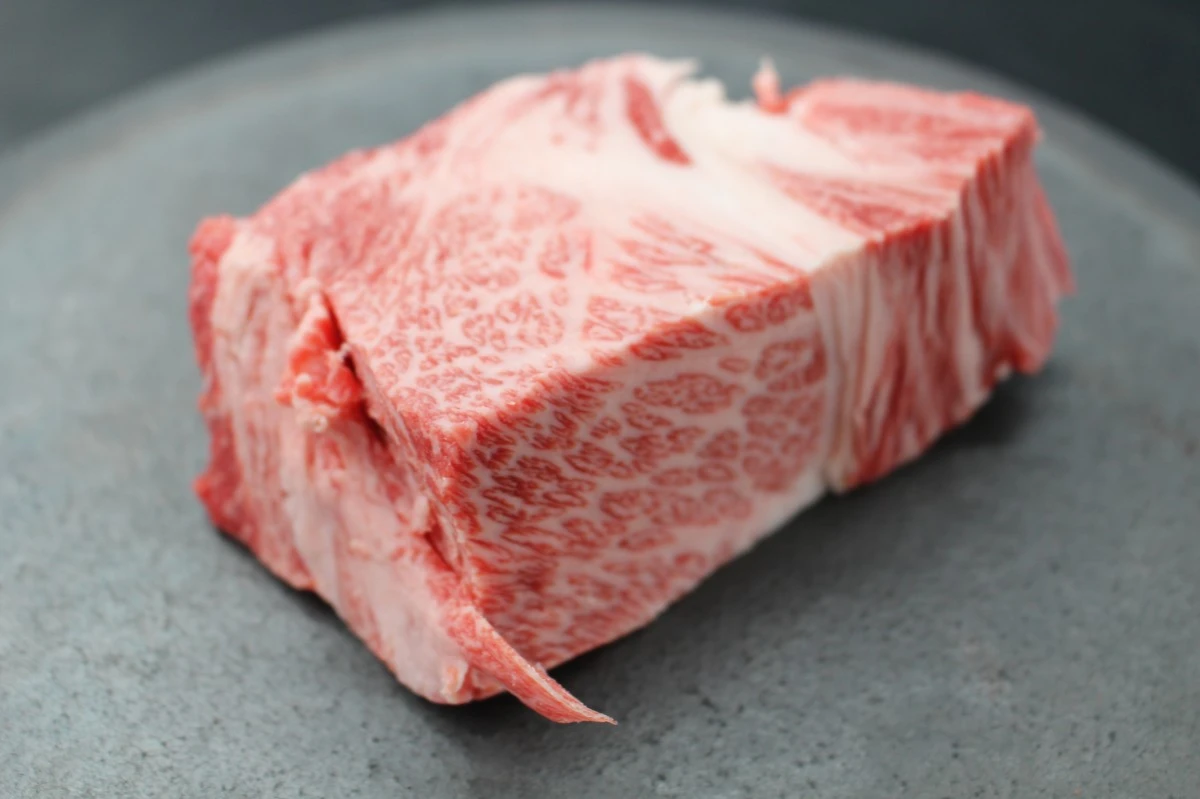 近江牛ザブトン塊肉324g【超希少・高級部位】