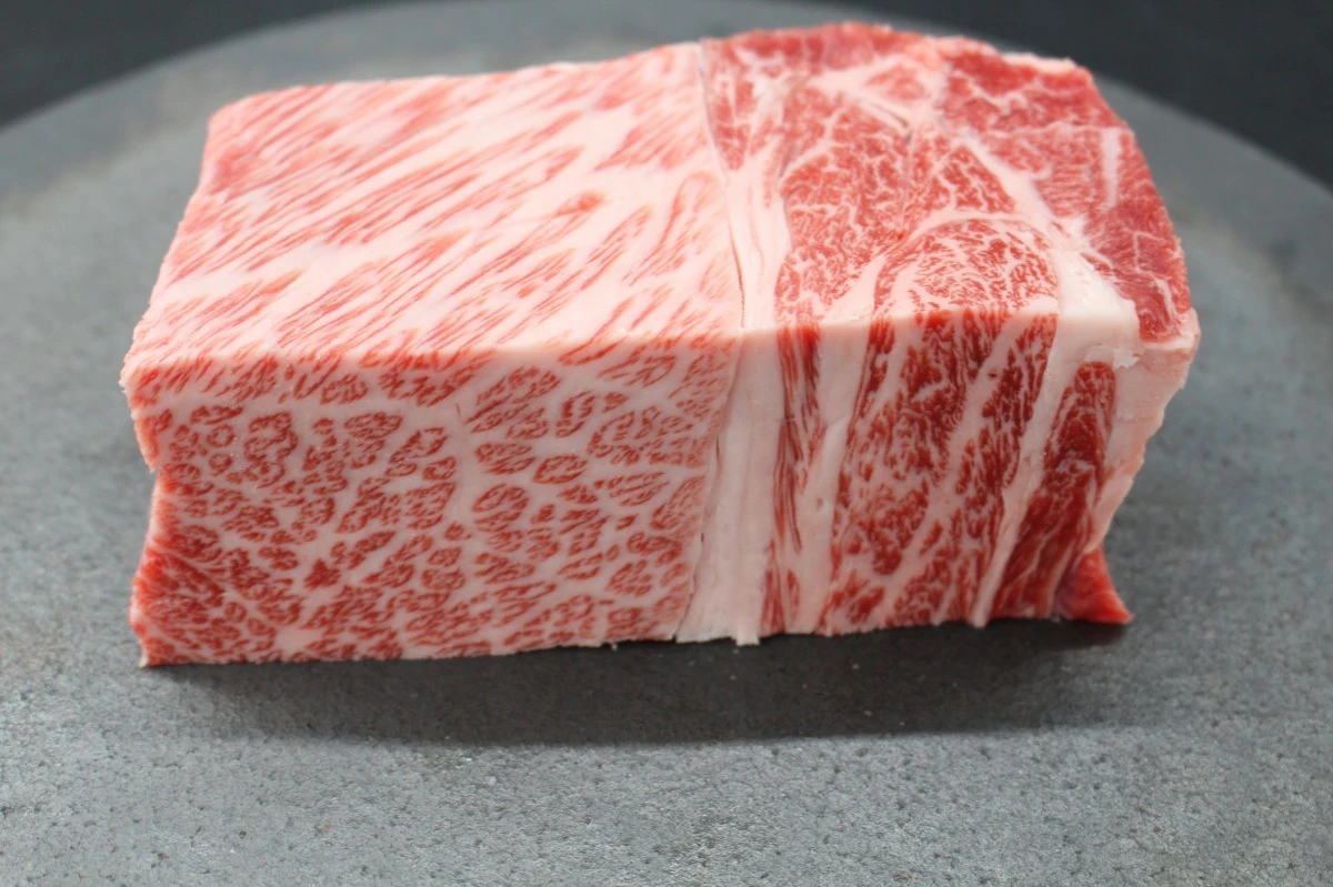 近江牛ザブトン塊肉337g【超希少・高級部位】