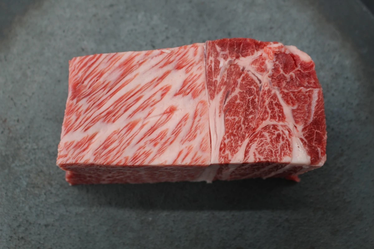 近江牛ザブトン塊肉337g【超希少・高級部位】