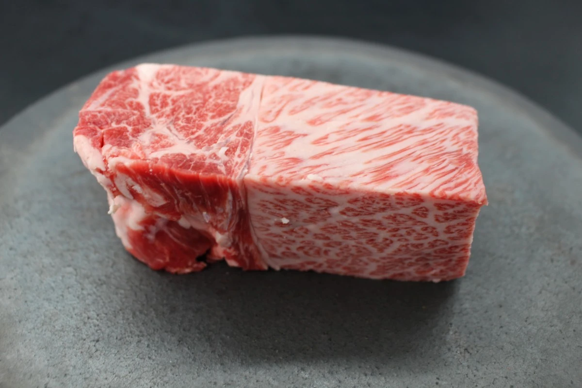 近江牛ザブトン塊肉337g【超希少・高級部位】