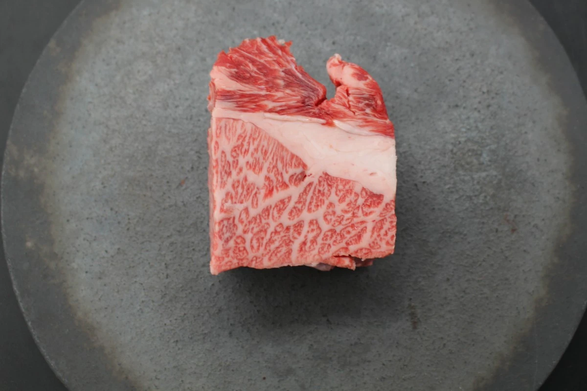 近江牛ザブトン塊肉276g【超希少・高級部位】