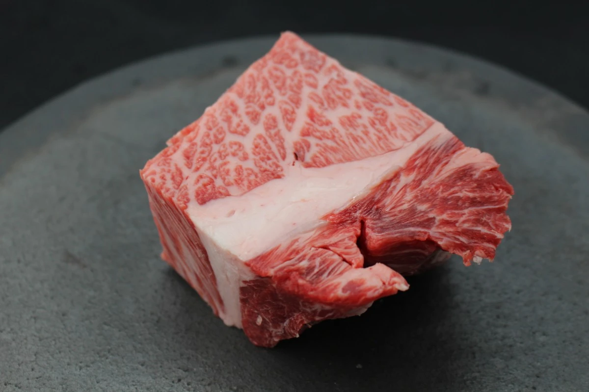 近江牛ザブトン塊肉276g【超希少・高級部位】