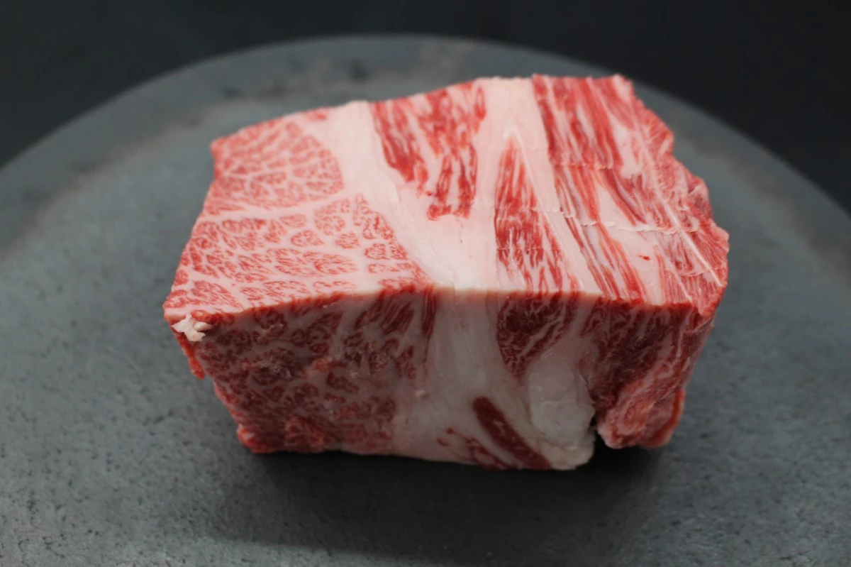 近江牛ザブトン塊肉459g【超希少・高級部位】