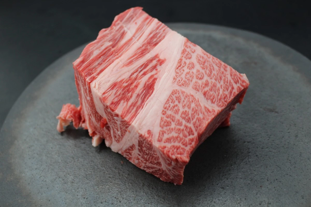 近江牛ザブトン塊肉459g【超希少・高級部位】