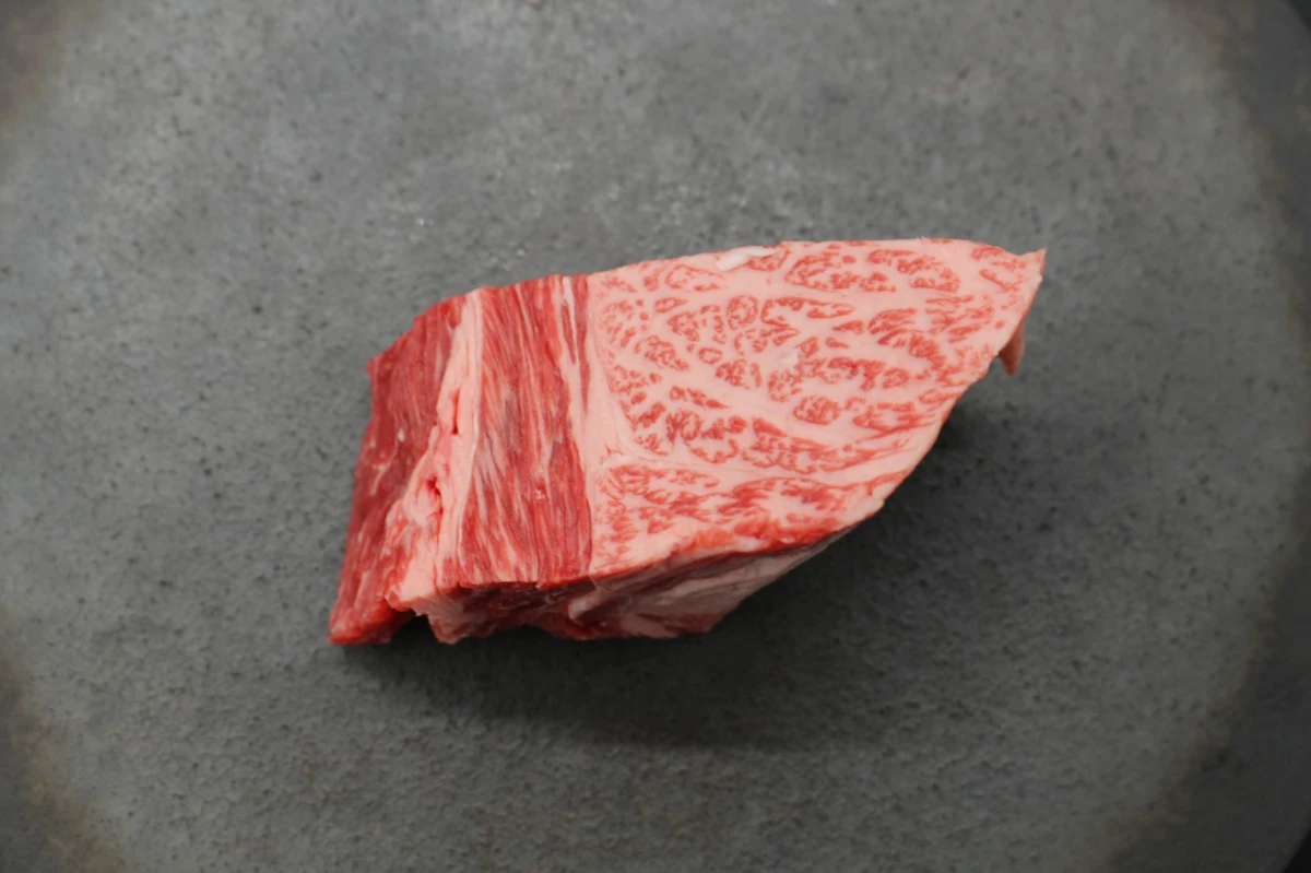 近江牛ザブトン塊肉208g【超希少・高級部位】