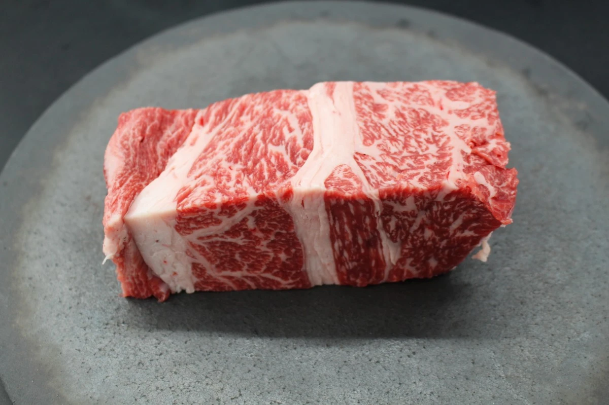 近江牛クラシタ塊肉428g【別名：かたロース】