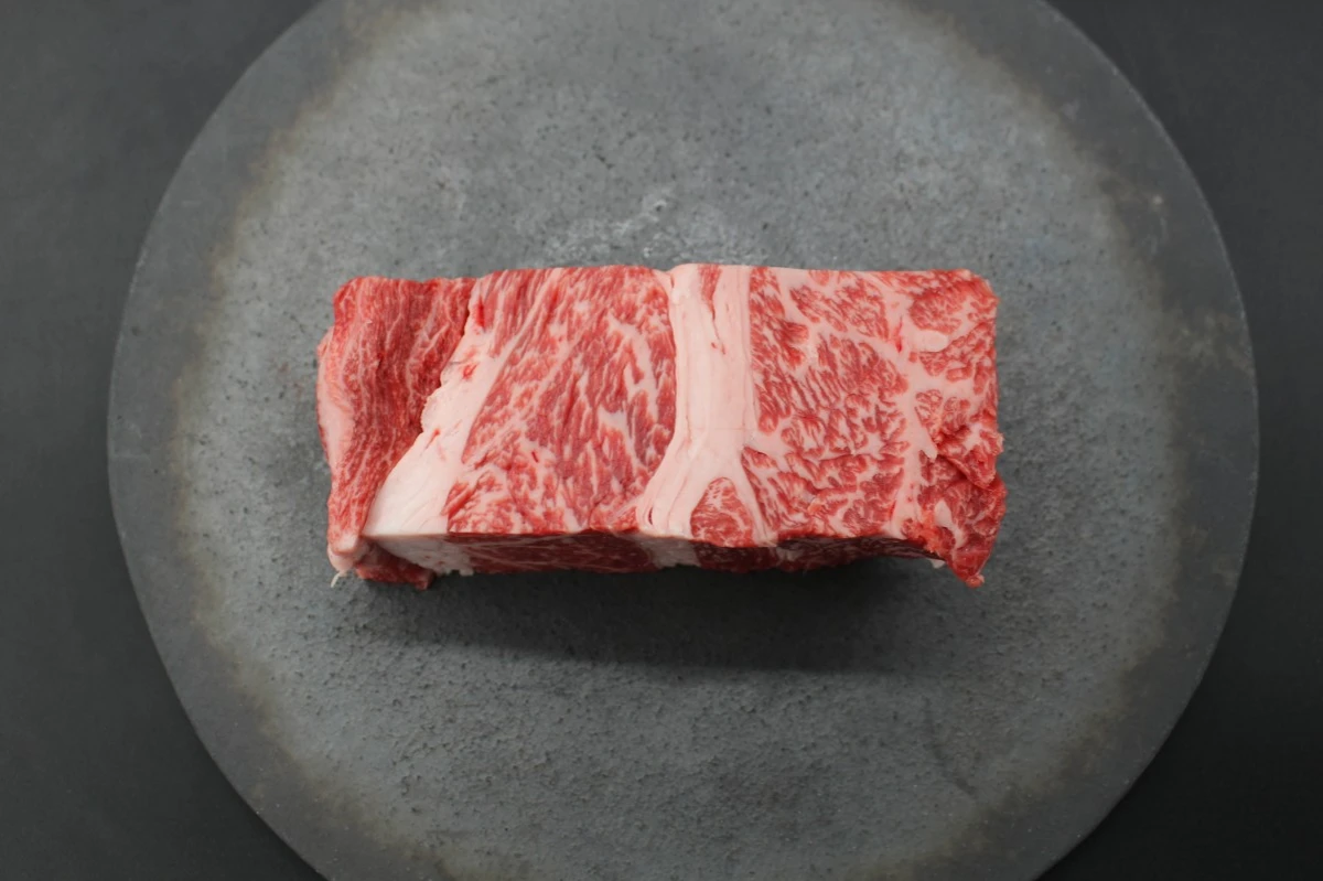 近江牛クラシタ塊肉428g【別名：かたロース】
