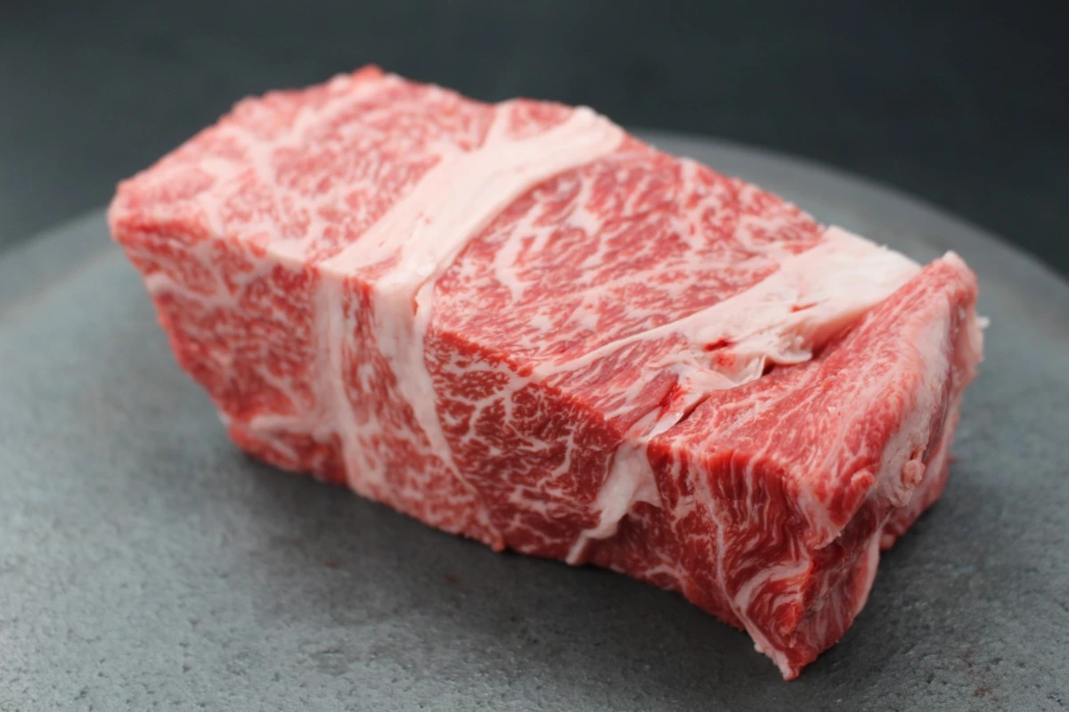 近江牛クラシタ塊肉428g【別名：かたロース】