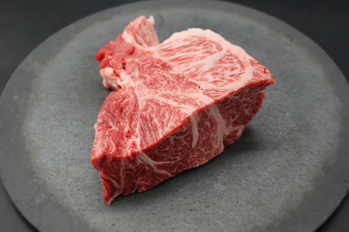 近江牛クラシタ塊肉413g【別名：かたロース】