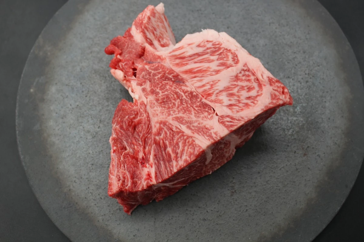 近江牛クラシタ塊肉413g【別名：かたロース】