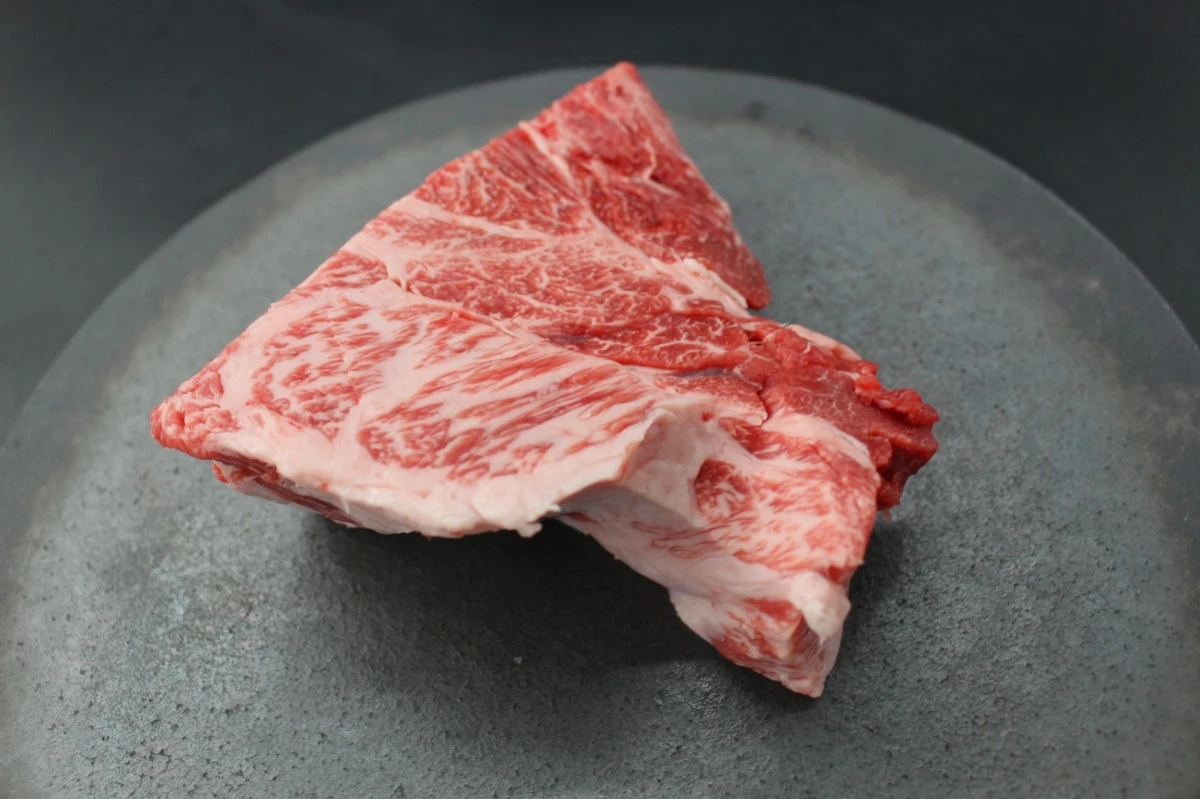 近江牛クラシタ塊肉413g【別名：かたロース】