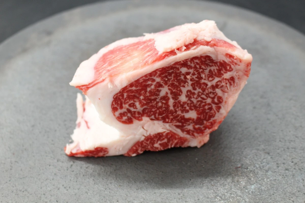 近江牛クラシタ塊肉223g【別名：かたロース】