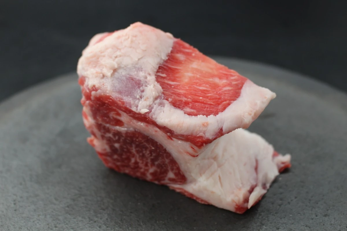 近江牛クラシタ塊肉223g【別名：かたロース】