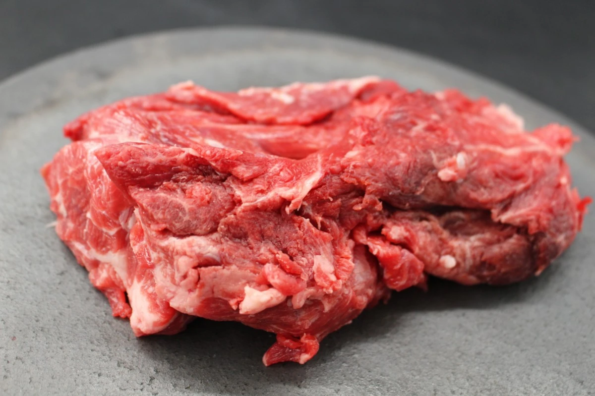 近江牛ネック塊肉408g【煮込み用】