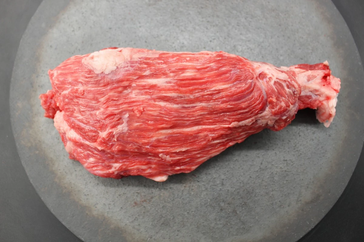 近江牛ネック塊肉471g【煮込み用】