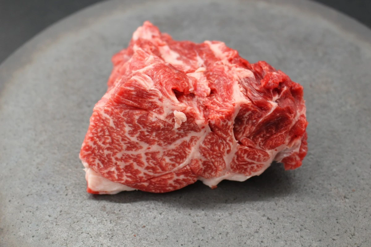 近江牛上ネック塊肉315g【煮込み用】
