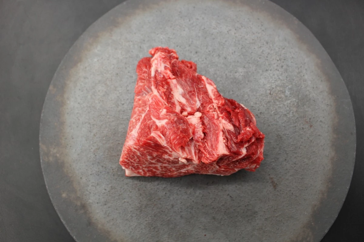 近江牛上ネック塊肉315g【煮込み用】