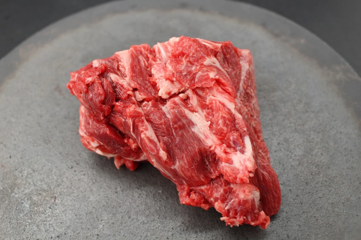 近江牛上ネック塊肉315g【煮込み用】
