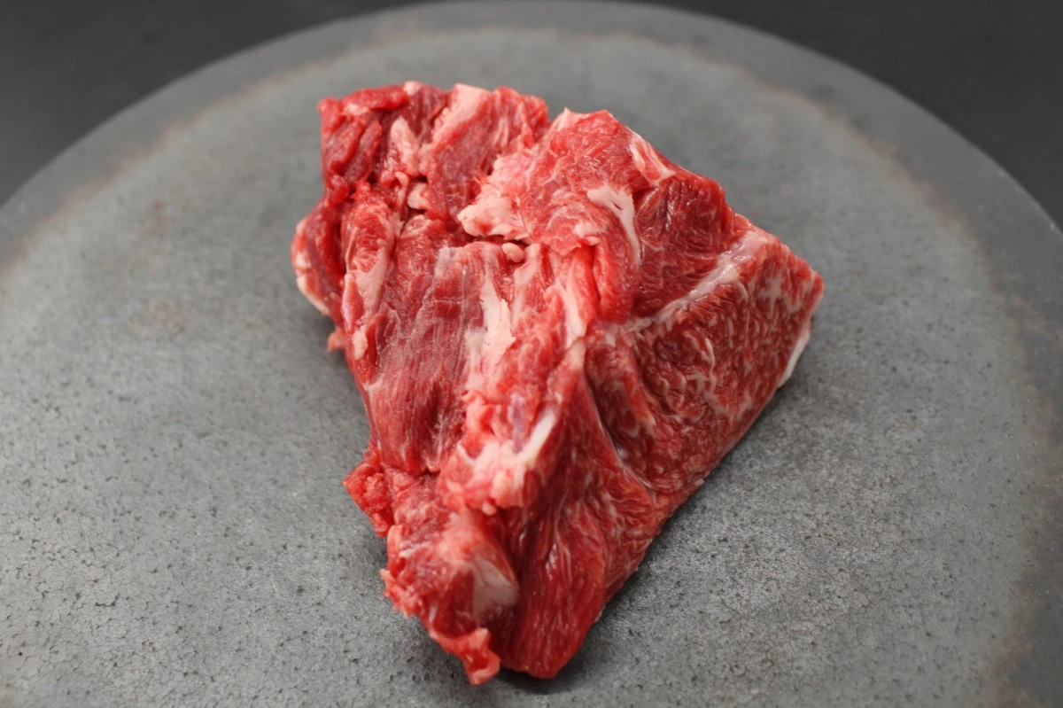 近江牛上ネック塊肉315g【煮込み用】