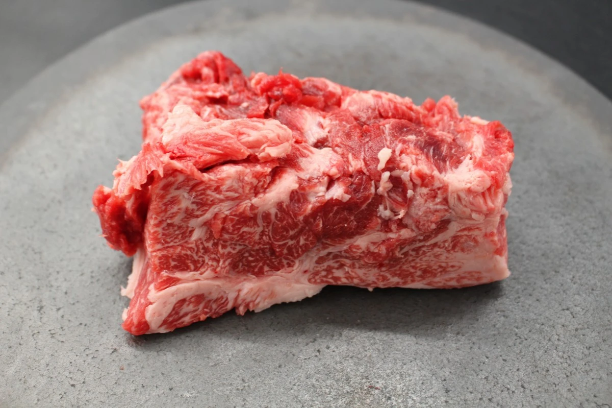 近江牛上ネック塊肉334g【煮込み用】