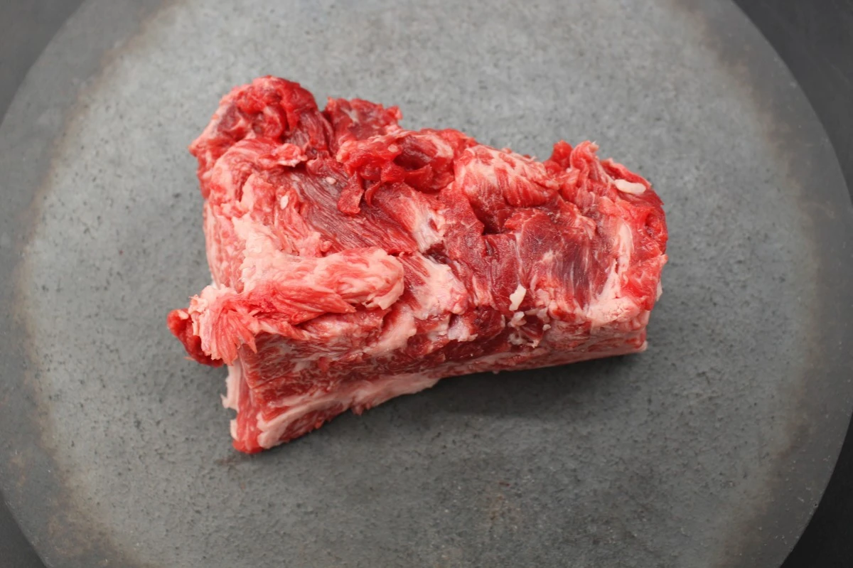 近江牛上ネック塊肉334g【煮込み用】