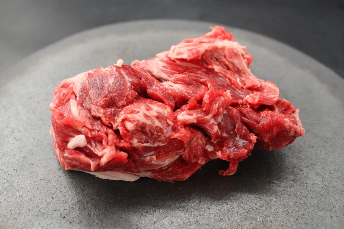 近江牛上ネック塊肉334g【煮込み用】