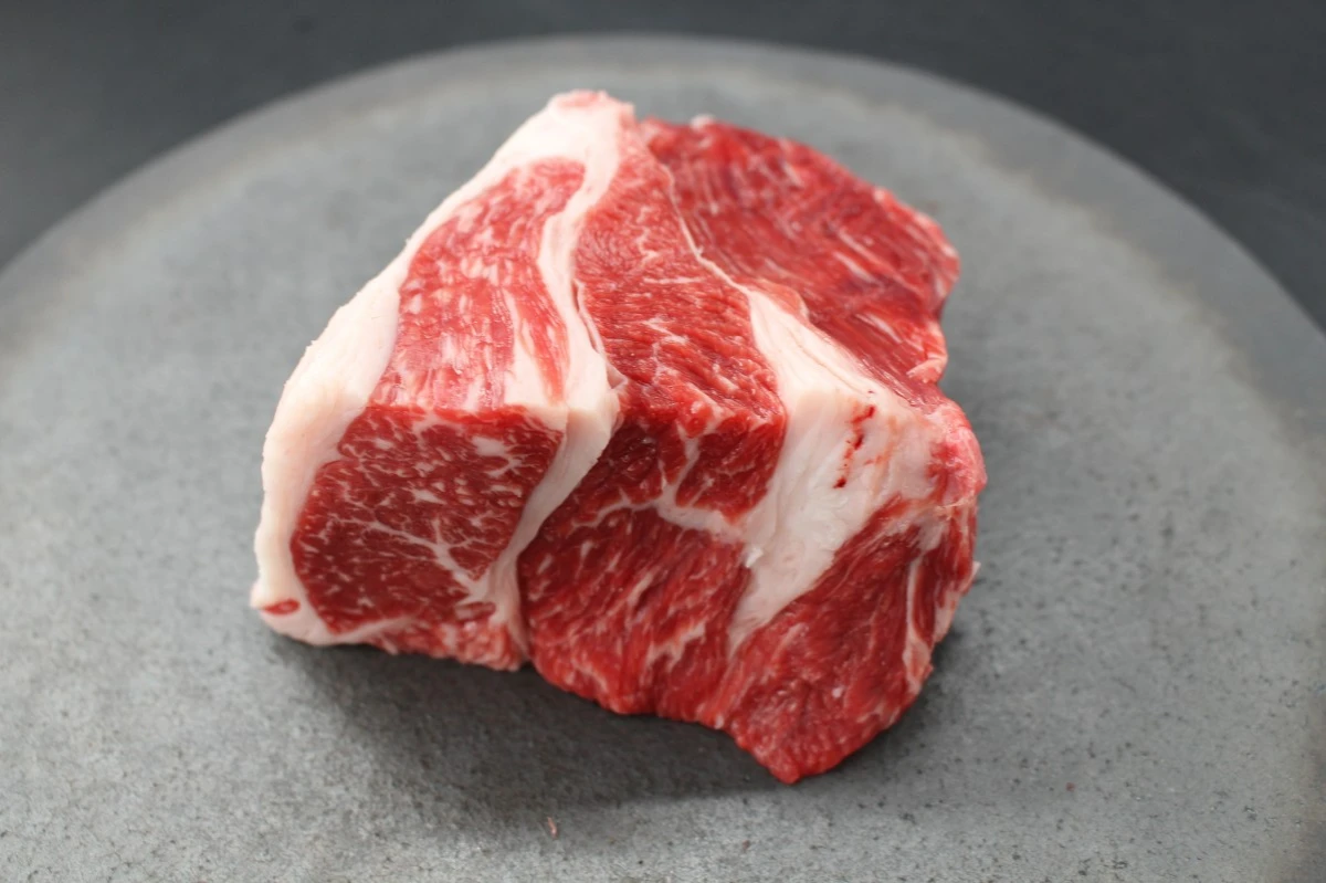 近江牛上ネック塊肉398g【煮込み用】