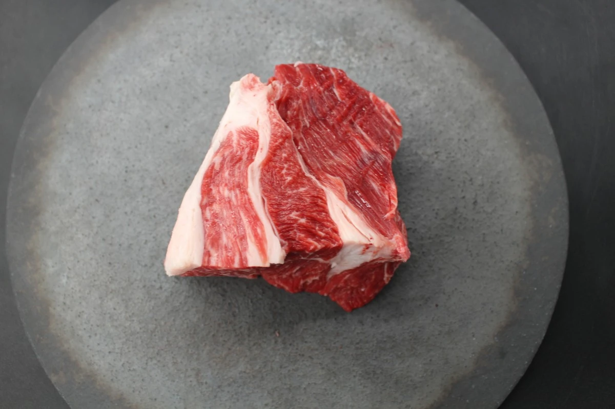 近江牛上ネック塊肉398g【煮込み用】