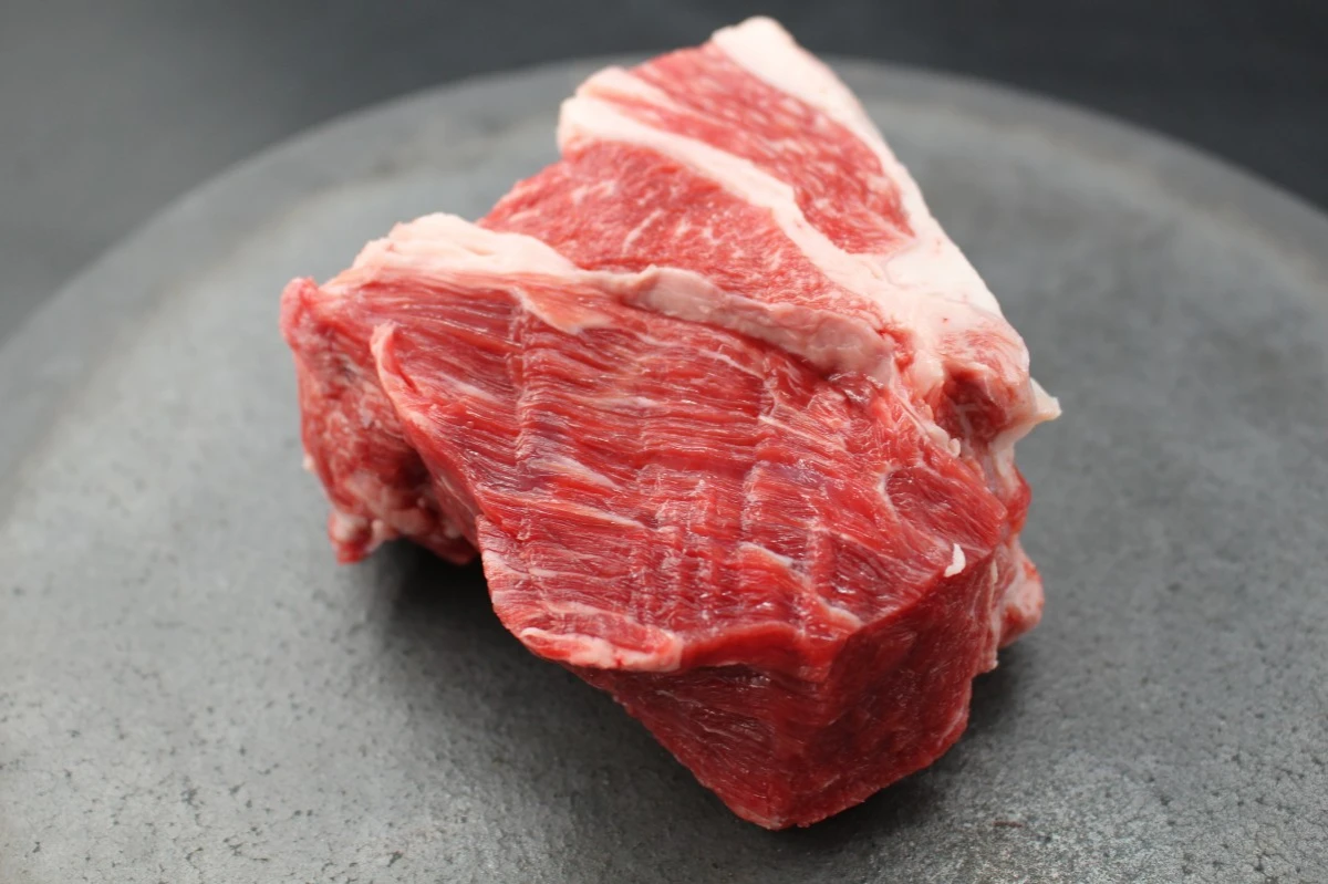 近江牛上ネック塊肉398g【煮込み用】