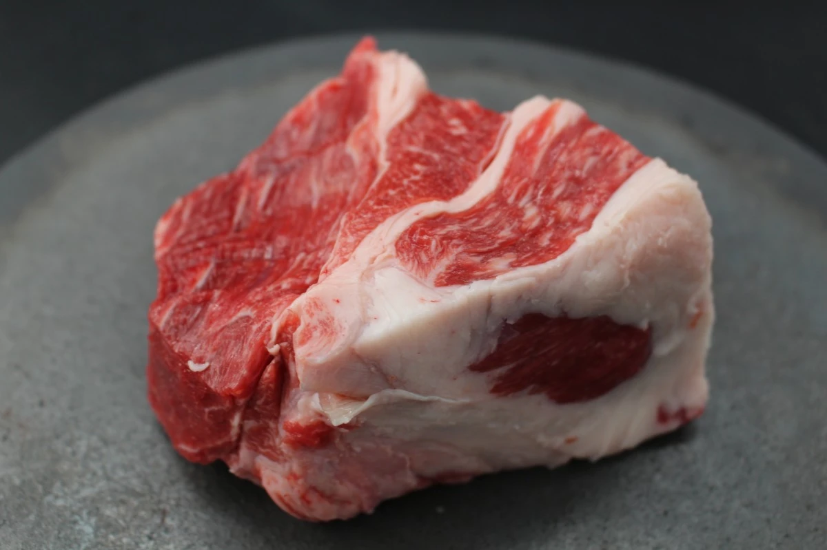 近江牛上ネック塊肉398g【煮込み用】