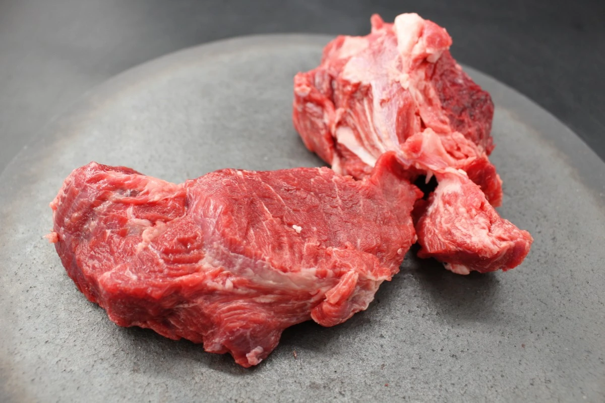 近江牛ネック塊肉392g【煮込み用】