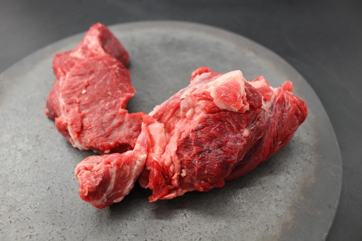 近江牛ネック塊肉392g【煮込み用】
