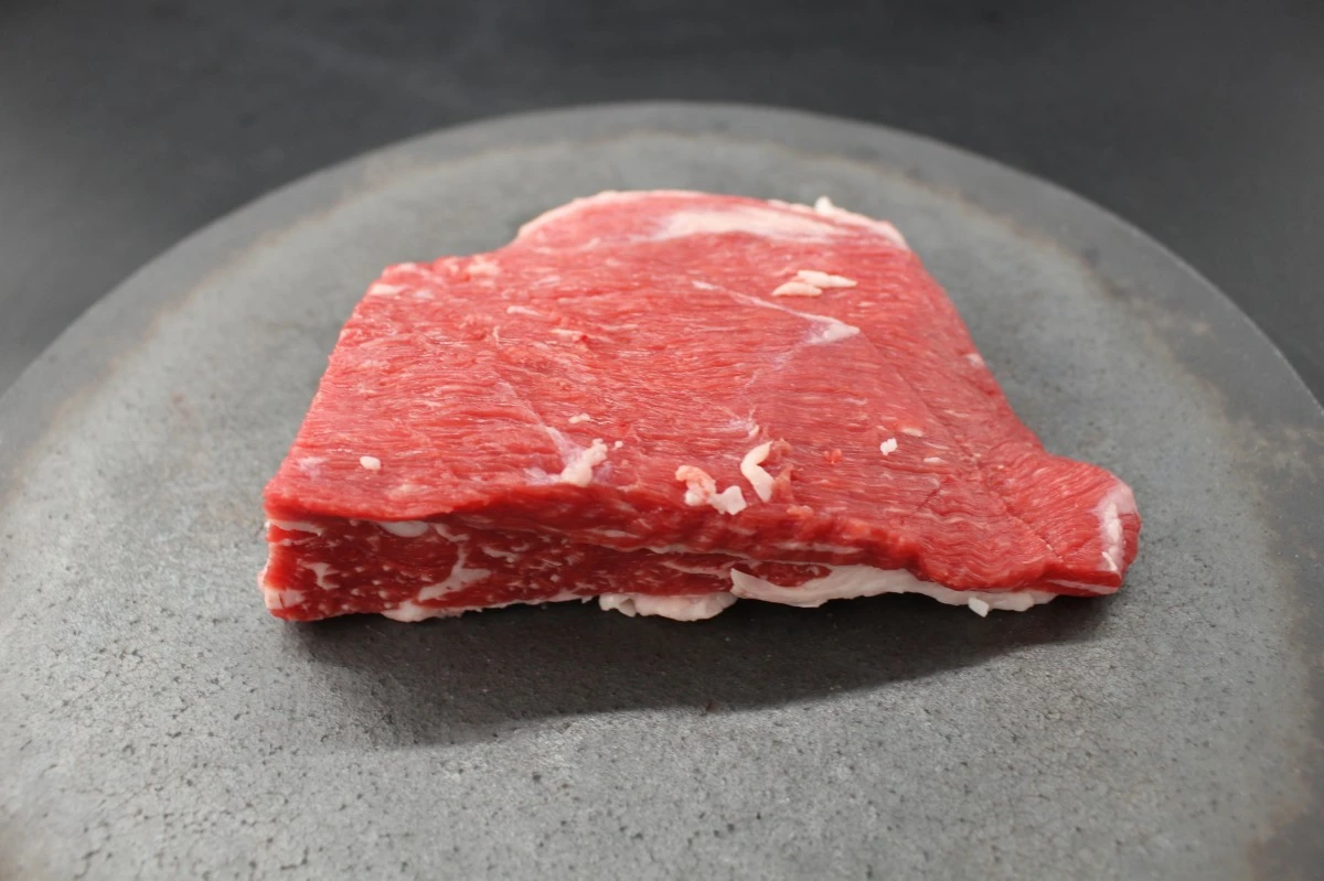 近江牛肩カブリ塊肉372g【煮込み用】