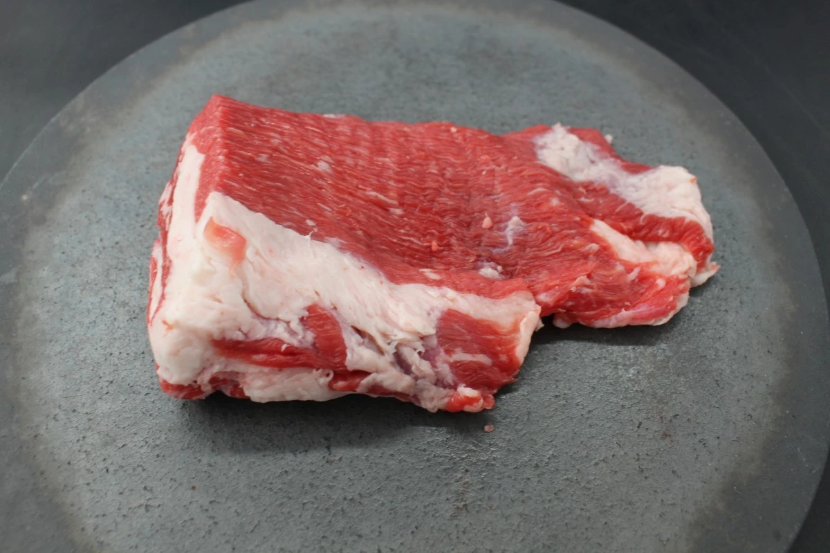 近江牛肩カブリ塊肉292g【煮込み用】