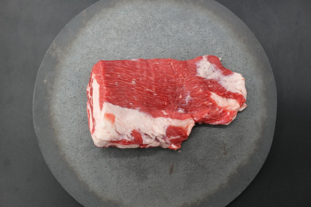 近江牛肩カブリ塊肉292g【煮込み用】