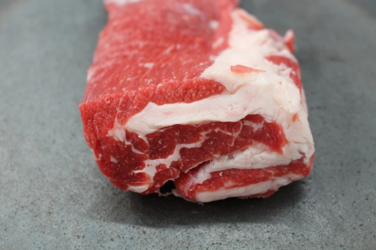 近江牛肩カブリ塊肉292g【煮込み用】