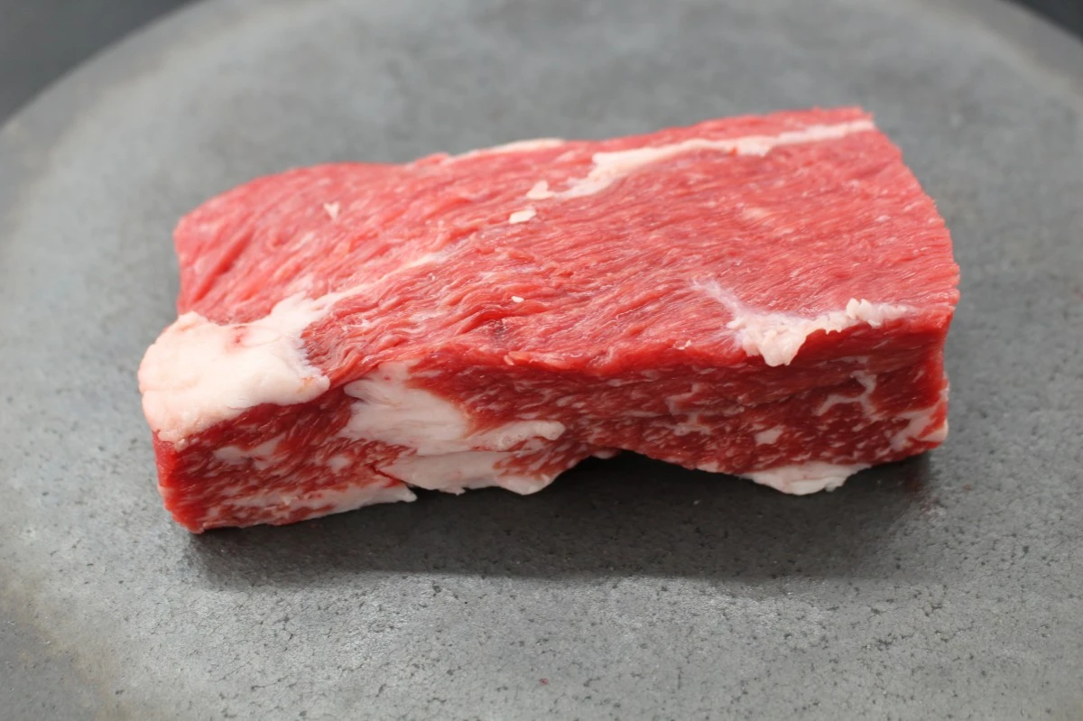 近江牛肩カブリ塊肉318g【煮込み用】