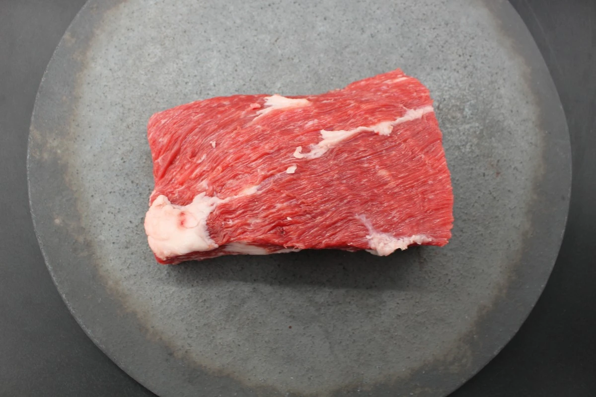 近江牛肩カブリ塊肉318g【煮込み用】