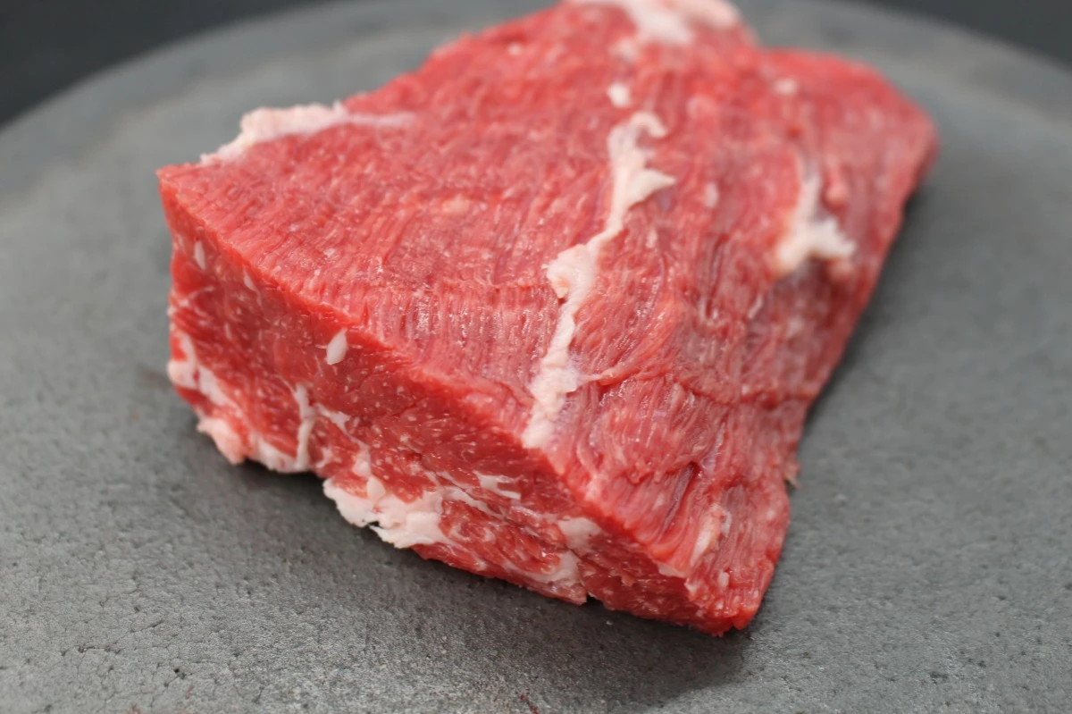 近江牛肩カブリ塊肉318g【煮込み用】