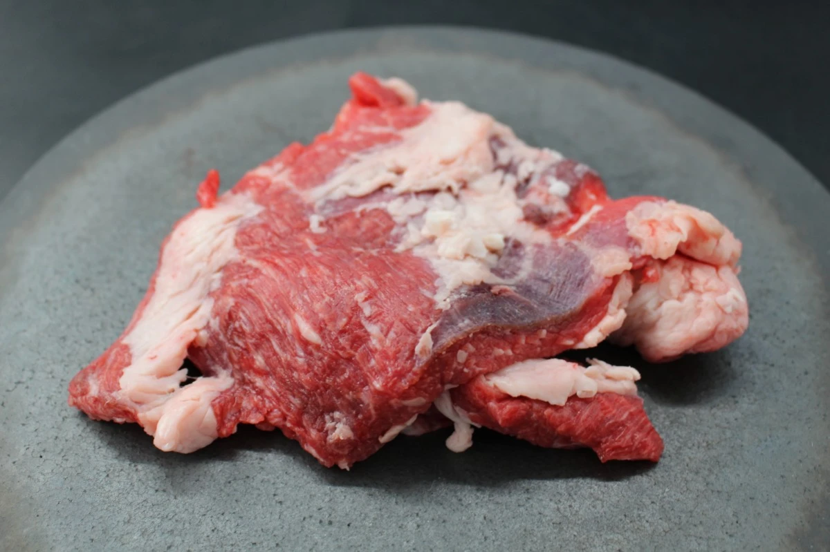 近江牛肩カブリ塊肉322g【煮込み用】