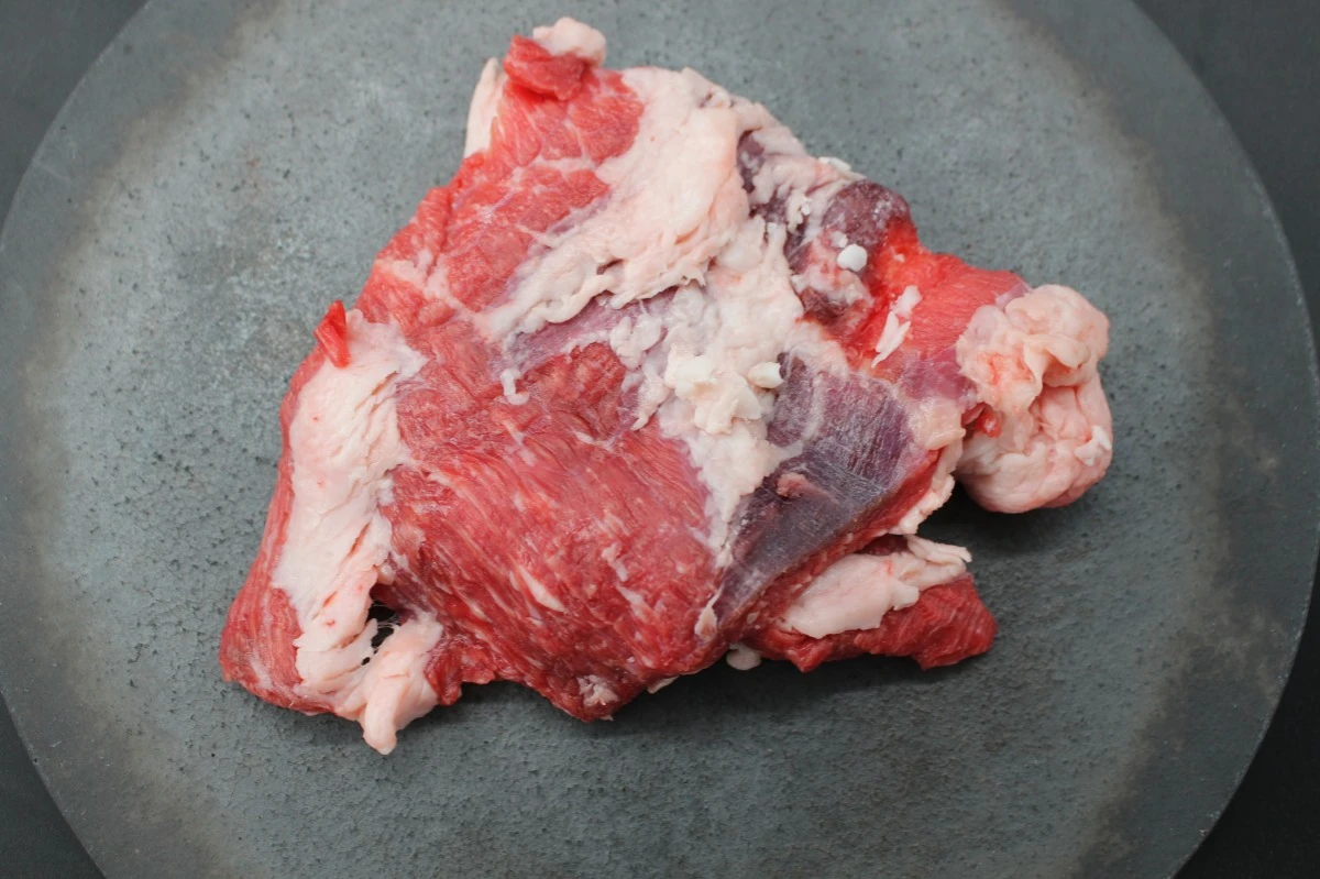 近江牛肩カブリ塊肉322g【煮込み用】