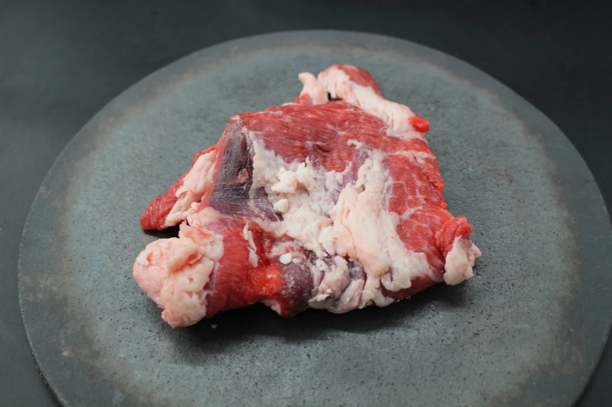 近江牛肩カブリ塊肉322g【煮込み用】