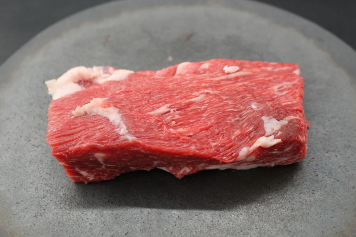 近江牛肩カブリ塊肉357g【煮込み用】