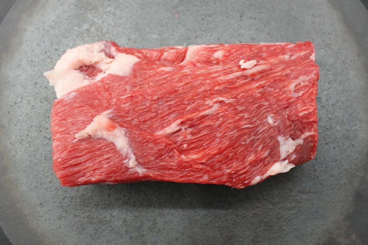 近江牛肩カブリ塊肉357g【煮込み用】