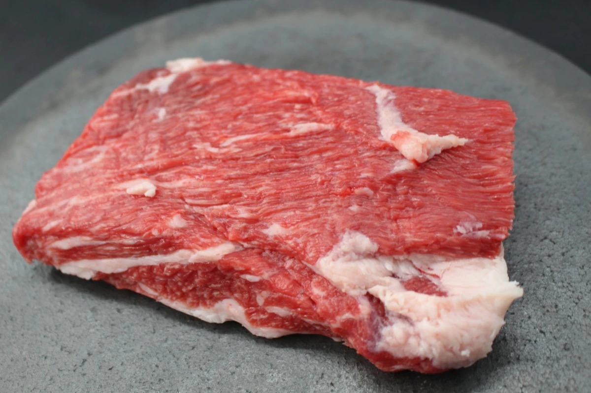 近江牛肩カブリ塊肉357g【煮込み用】