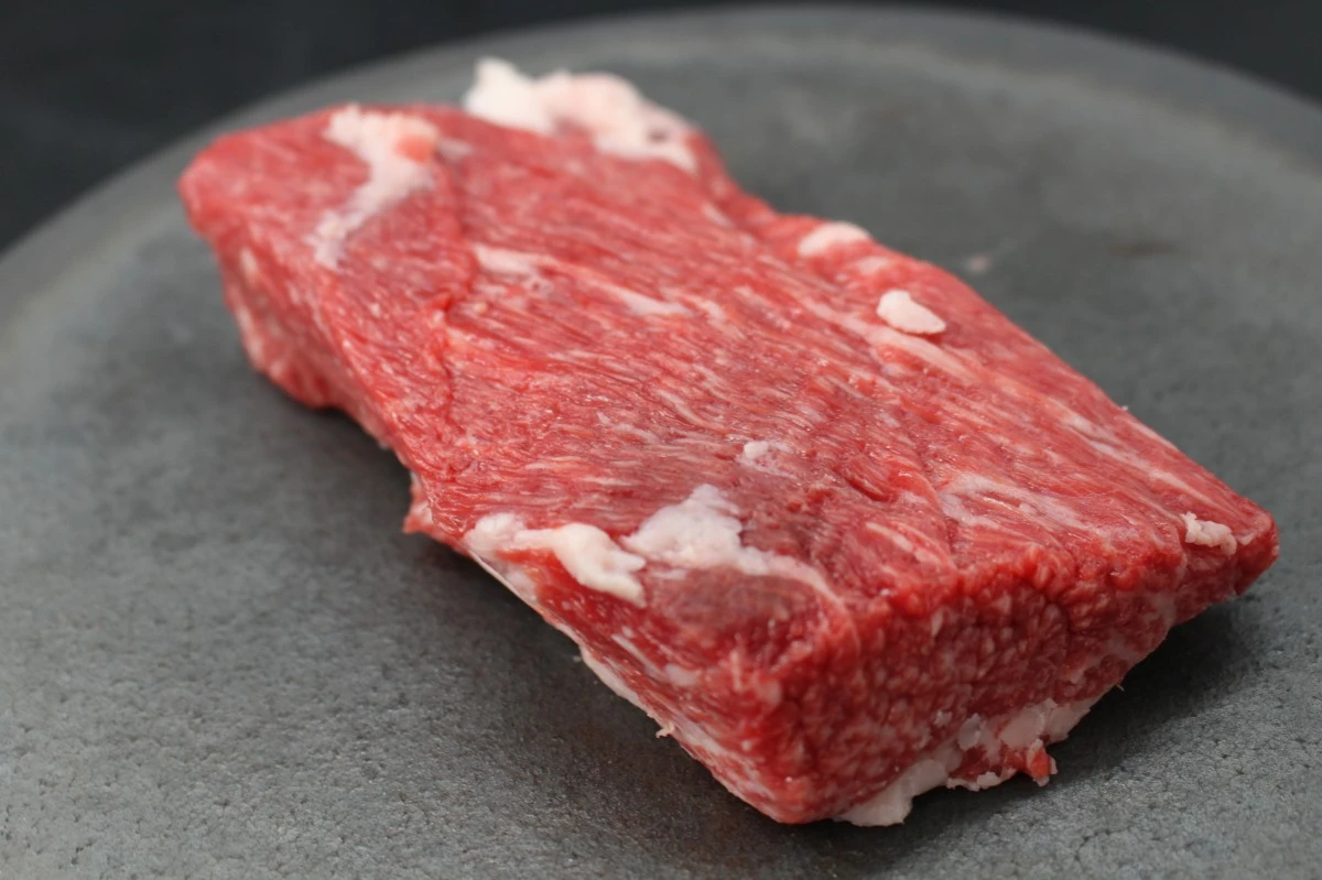 近江牛肩カブリ塊肉357g【煮込み用】