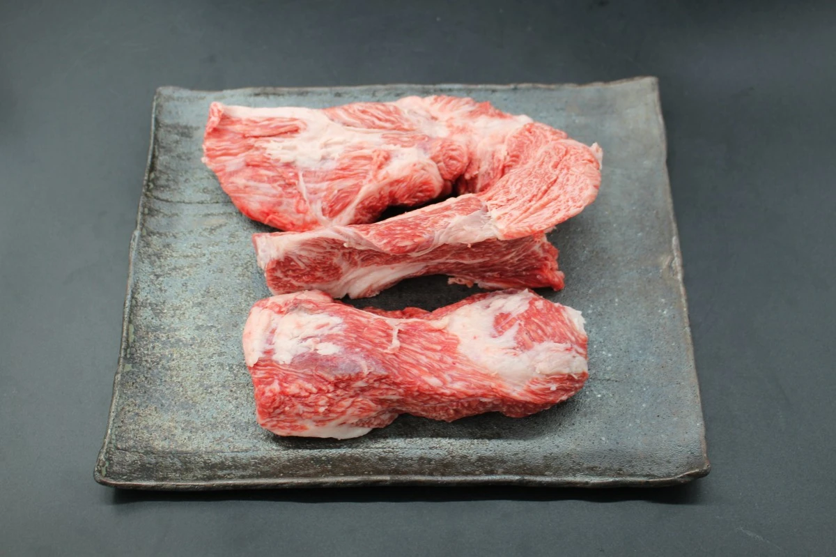 【現品限り】近江牛上ネック塊肉737g【煮込み・焼肉にも！】