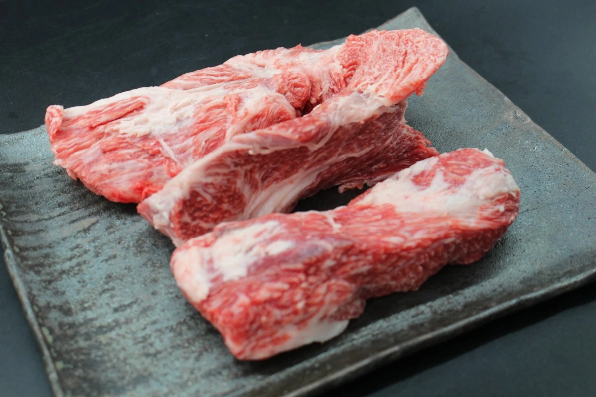 【現品限り】近江牛上ネック塊肉737g【煮込み・焼肉にも！】