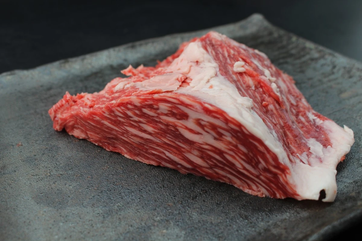 【現品限り】近江牛肩三角(クリ)塊肉431ｇ