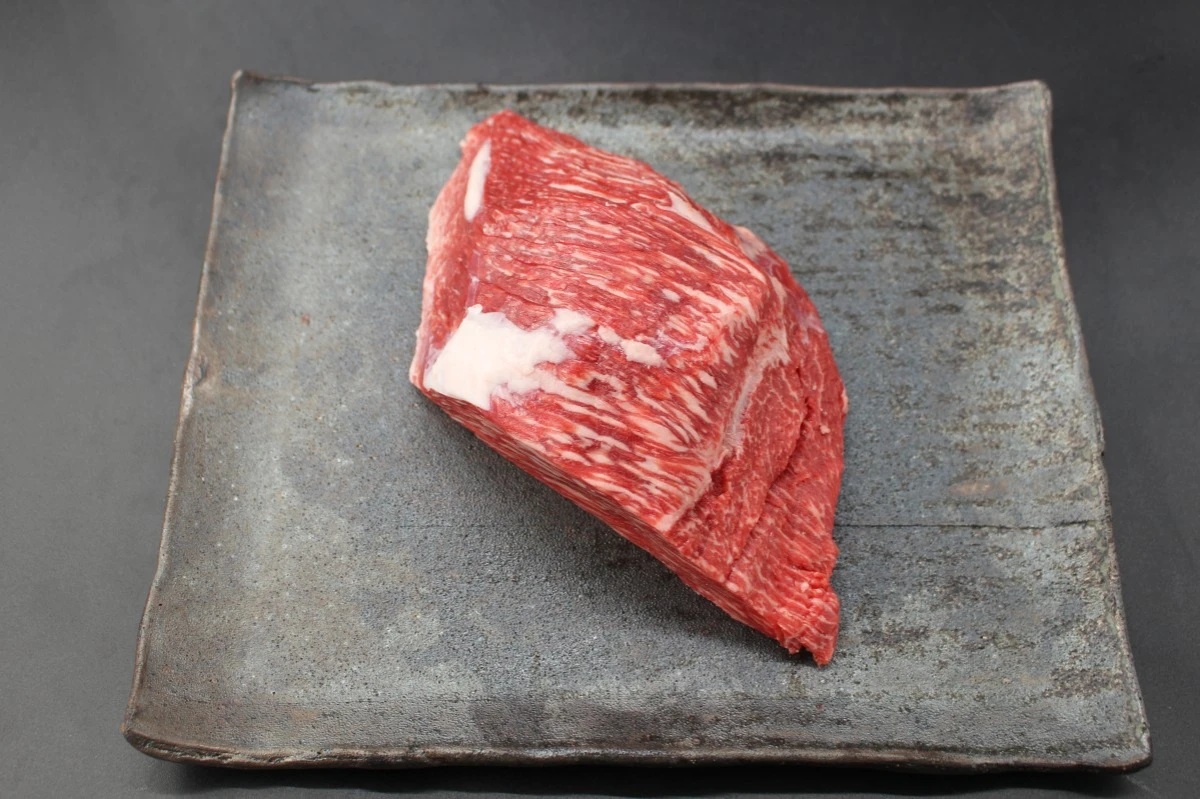 【現品限り】近江牛肩三角(クリ)塊肉599g